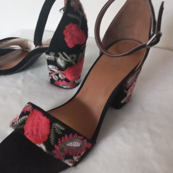 Stunning Mira A. Block Heel Sandals - Picture 7 of 10